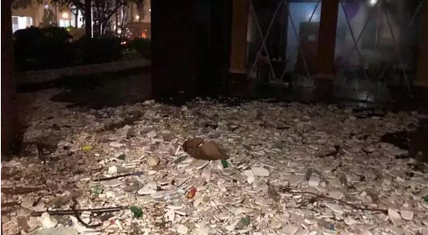 积水上漂浮着各种塑料瓶、塑料泡沫，令人作呕。